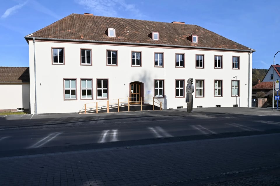Außenansicht des Alten Postamts in Schlitz, Bahnhofstr. 13 – zweigeschossiges historisches Gebäude mit barrierefreiem Zugang und Bushaltestelle „Bahnhofstraße“